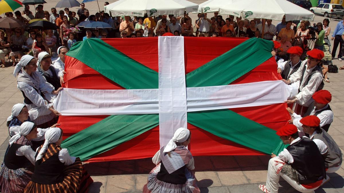 Ikurrin dantza en uno de los homenajes a los fusilados de la Guerra Civil celebrado junto al monolito colocado en Laubide (José María Arizmendiarrieta plaza).
