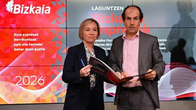 La diputada foral de Promoción Económica, Ainara Basurko, y el director general de Emprendimiento, Talento y Competitividad Empresarial, Joseba Mariezkurrena.