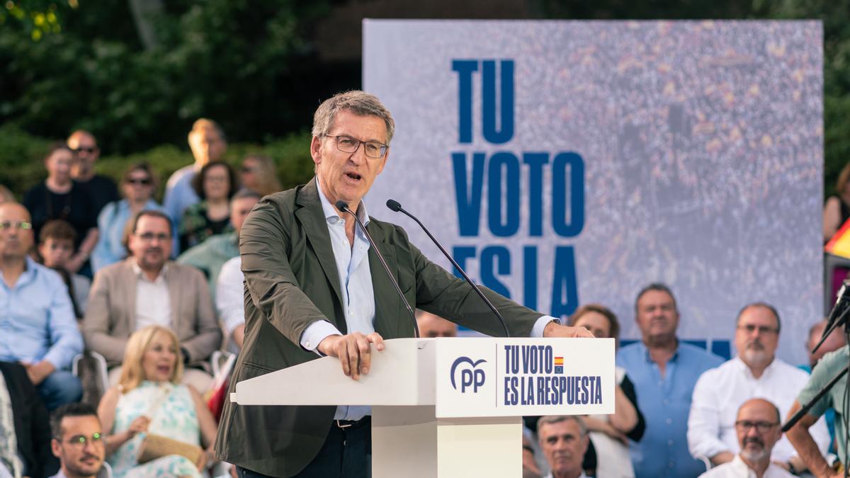 El presidente del PP, Alberto Núñez Feijóo, interviene durante un acto público del Partido Popular