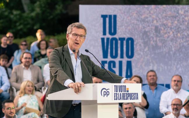 El presidente del PP, Alberto Núñez Feijóo, interviene durante un acto público del Partido Popular