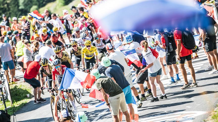 Imagen del pasado Tour, con el Jumbo cuidando de Vingegaard, líder, y el UAE protegiendo a Pogacar.