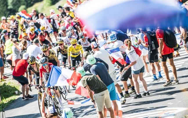 Imagen del pasado Tour, con el Jumbo cuidando de Vingegaard, líder, y el UAE protegiendo a Pogacar.