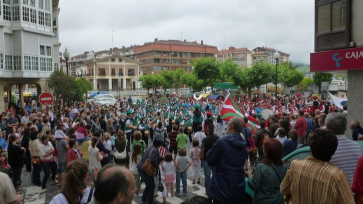Tamborrada de San Pedro a su paso por Eusebio Gurrutxaga.