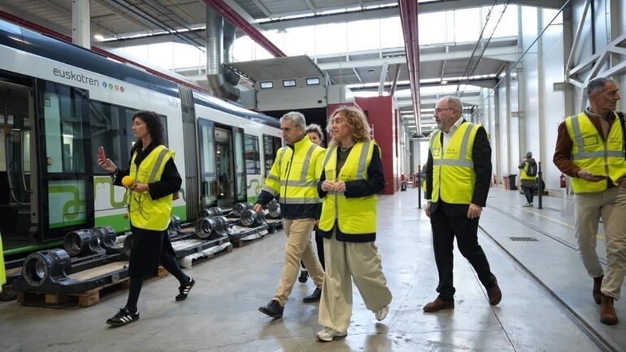 La consejera de Movilidad Sostenible, Susana García Chueca, visita al puesto de mando del tranvía de Vitoria de Euskotren