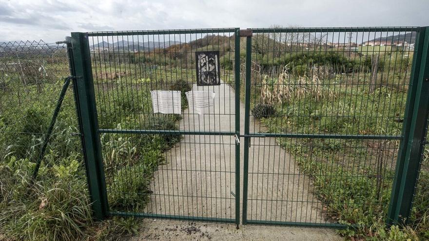 Recinto de huertas del camino de Marrus cerrado desde 2017, tras la aparición de amianto en algunos puntos.