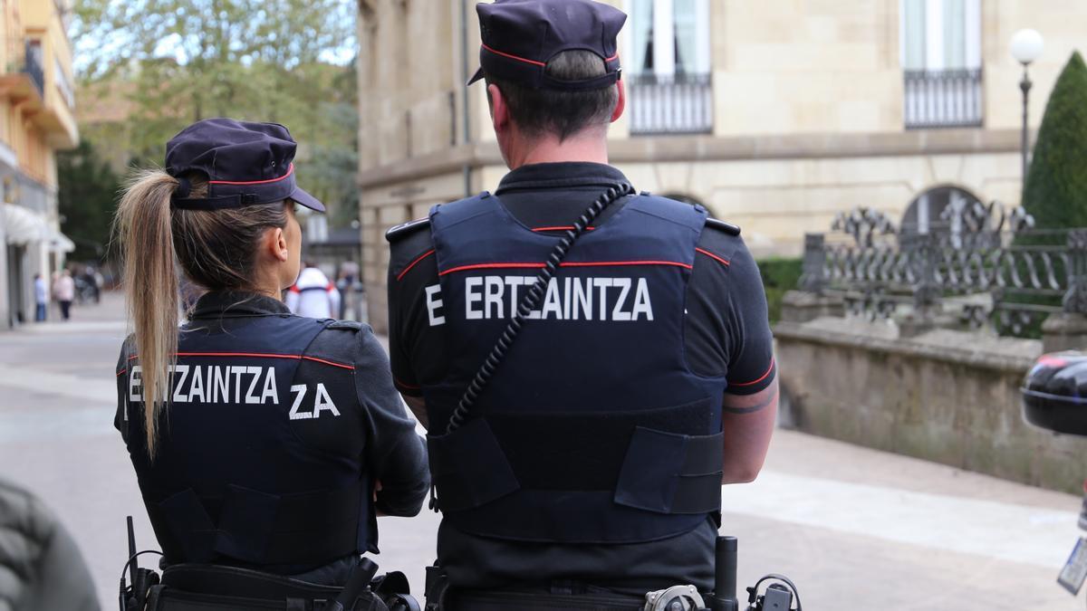 Dos agentes de la Ertzaintza