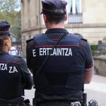 Dos agentes de la Ertzaintza / E.P.