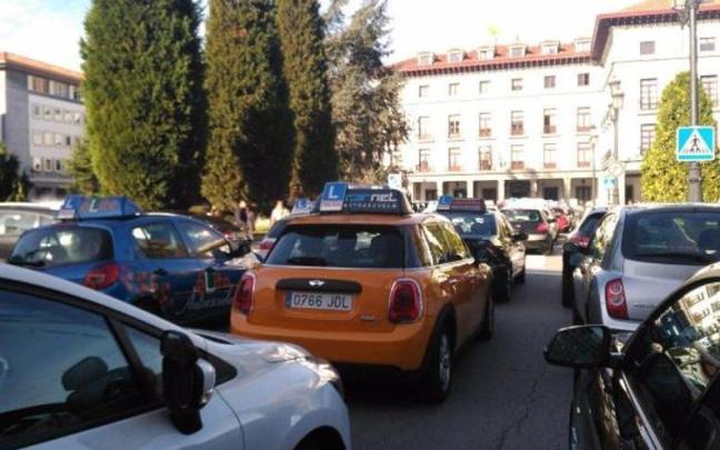 Vehículos de autoescuela en una imagen de archivo Vehículos de autoescuela en una imagen de archivo