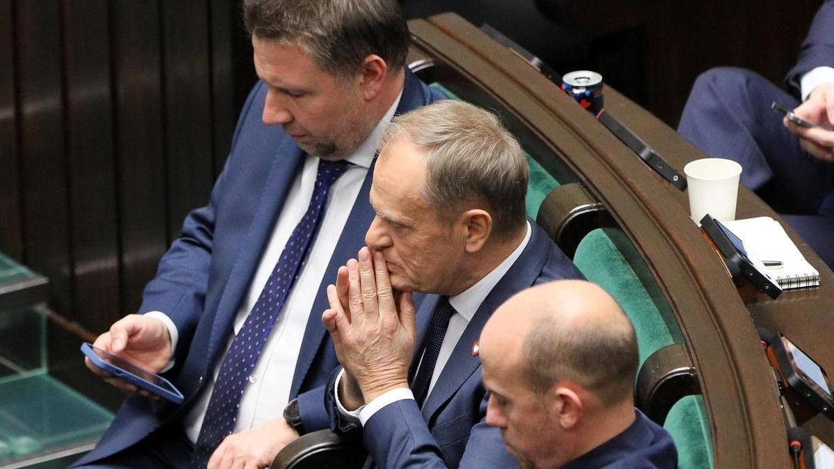 Donald Tusk (c) durante la sesión en el Parlamento de Polonia.