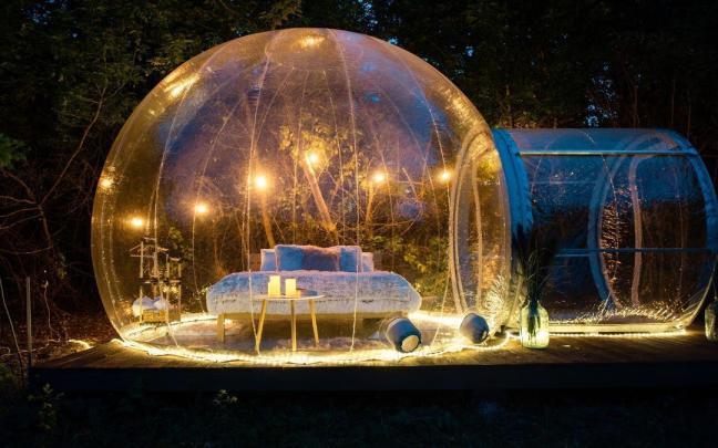 Casa burbuja transparente para contemplar las estrellas.