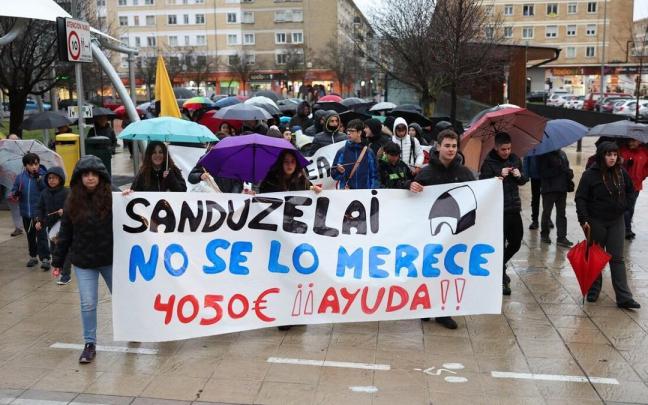 Kalejira en San Jorge en apoyo a Umetxea Sanduzelai, que debe pagar 4.000 euros por defender a los equipos preventivos. Kalejira en San Jorge en apoyo a Umetxea Sanduzelai, que debe pagar 4.000 euros por defender a los equipos preventivos.