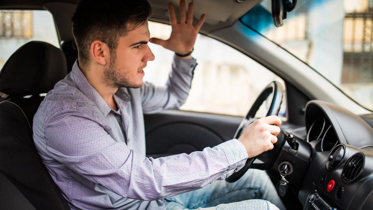 Un conductor se desespera al volante.