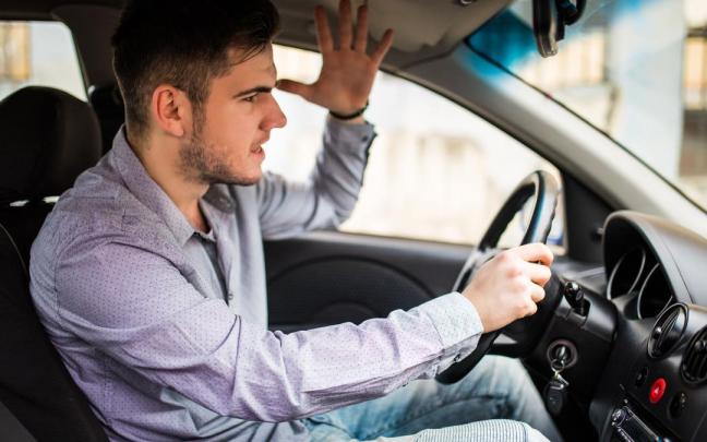 Un conductor se desespera al volante.