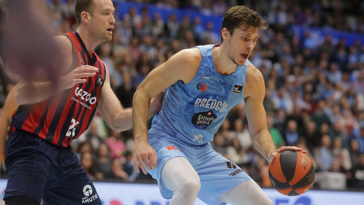 El baskonista Costello defiende a Happ, durante el duelo disputado en Lugo