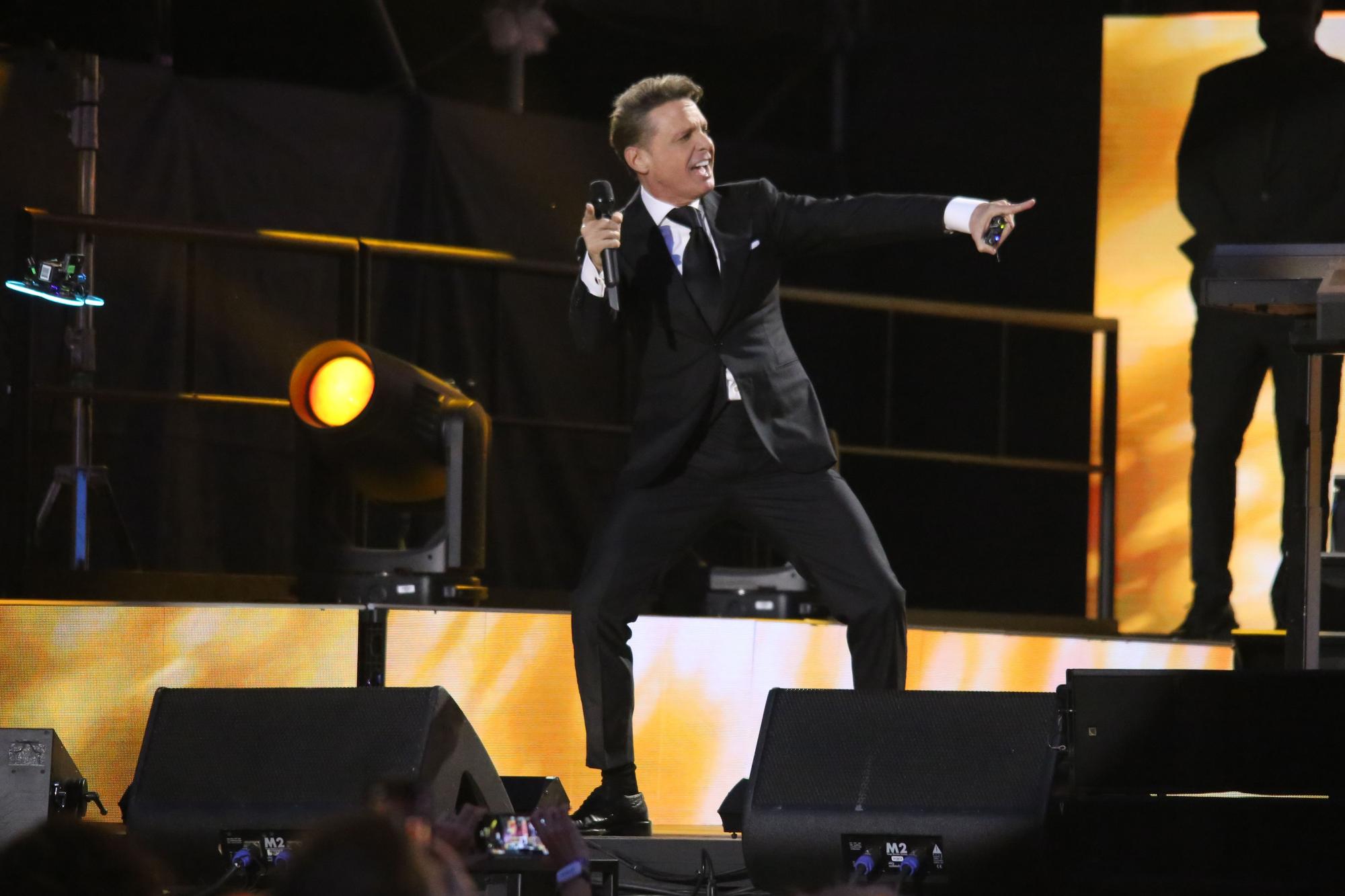 Luis Miguel lleva décadas recolocándose el pelo constantemente durante entrevistas, conciertos y apariciones públicas.