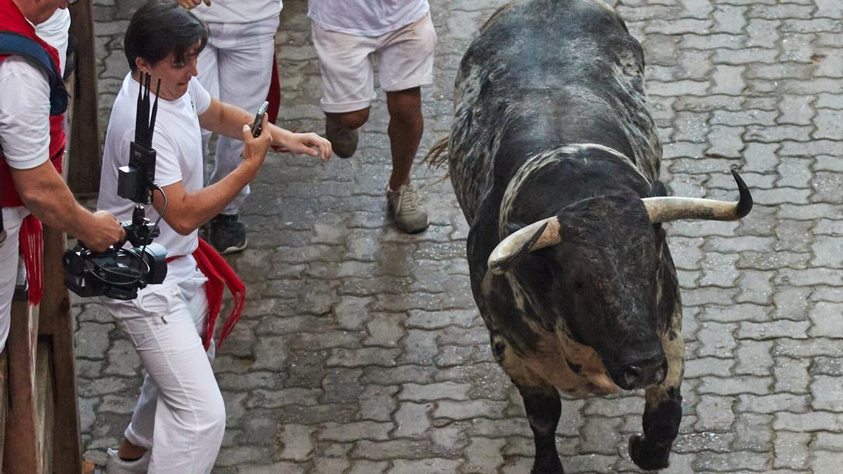 Imagen del corredor con el móvil.