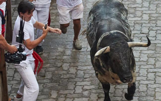 Imagen del corredor con el móvil. Imagen del corredor con el móvil.