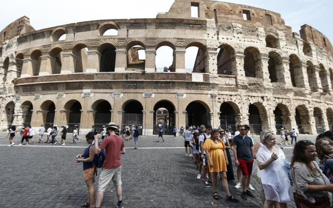 Turistas junto al Coliseo, en Roma