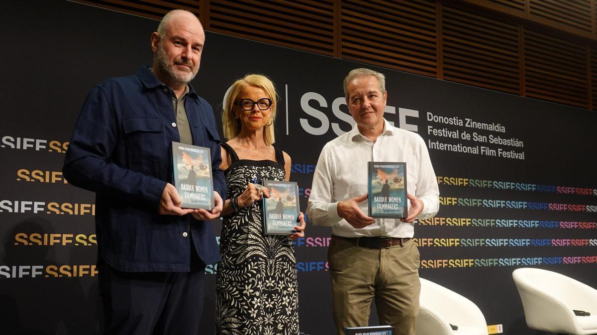Desde la izquierda, el director de la Filmoteca Vasca, Joxean Fernández, la profesora de la Universidad de Deusto, María Pilar Rodríguez, y el viceconsejero de Cultura del Gobierno Vasco, Andoni Iturbe.