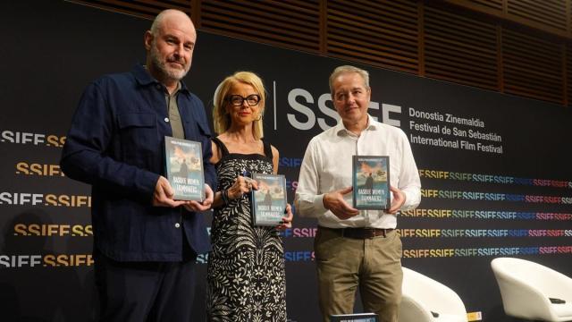 Desde la izquierda, el director de la Filmoteca Vasca, Joxean Fernández, la profesora de la Universidad de Deusto, María Pilar Rodríguez, y el viceconsejero de Cultura del Gobierno Vasco, Andoni Iturbe.