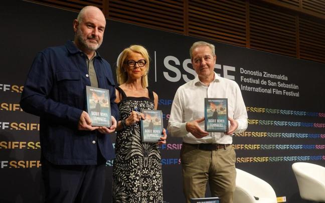 Desde la izquierda, el director de la Filmoteca Vasca, Joxean Fernández, la profesora de la Universidad de Deusto, María Pilar Rodríguez, y el viceconsejero de Cultura del Gobierno Vasco, Andoni Iturbe.