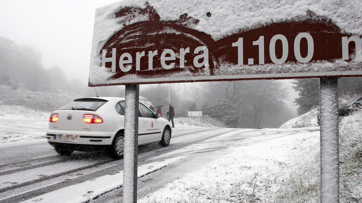 La nieve obliga a cerrar el puerto de Herrera.