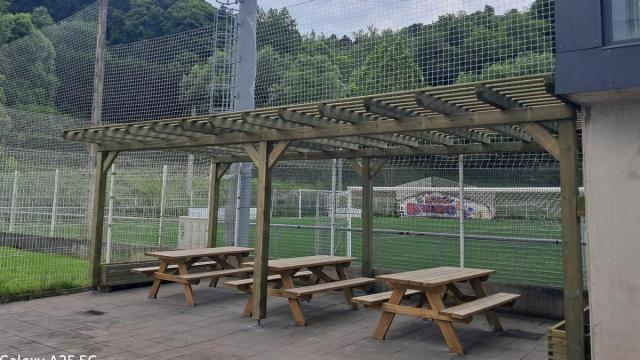 Vista de la nueva pérgola colocada sobre el área recreativa con mesas y bancos situada junto al campo de Ipintza. / B.U. Vista de la nueva pérgola colocada sobre el área recreativa con mesas y bancos situada junto al campo de Ipintza.