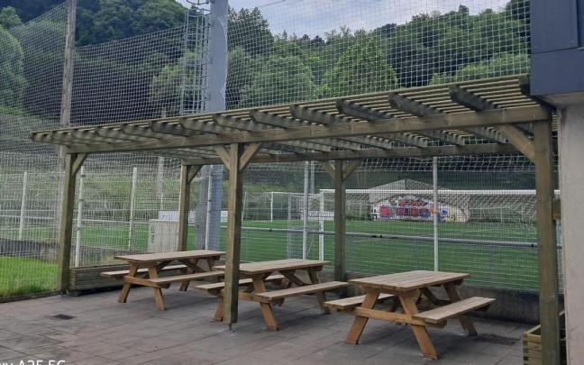 Vista de la nueva pérgola colocada sobre el área recreativa con mesas y bancos situada junto al campo de Ipintza. / B.U. Vista de la nueva pérgola colocada sobre el área recreativa con mesas y bancos situada junto al campo de Ipintza.