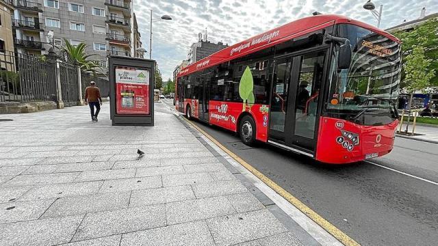 Uno de los autobuses que cubre la Línea 1, entre Zaisa y el Hospital Comarcal. / N.G. Uno de los autobuses que cubre la Línea 1, entre Zaisa y el Hospital Comarcal.