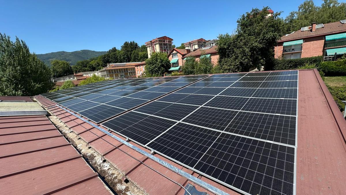 La cubierta de la Ikastola Xabier Munibe acoge ahora 200 paneles más.