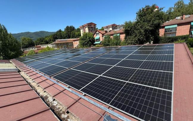 La cubierta de la Ikastola Xabier Munibe acoge ahora 200 paneles más.