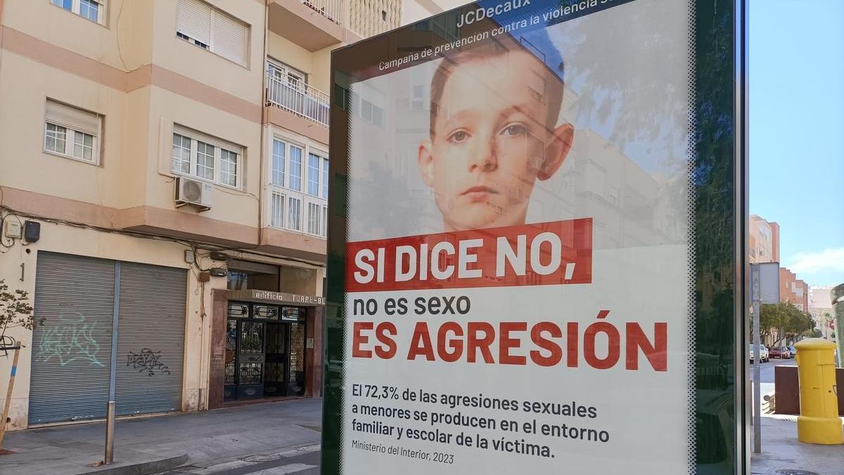 El Ayuntamiento de Almería ordena la retirada de este cartel dentro de una campaña contra la violencia de género.