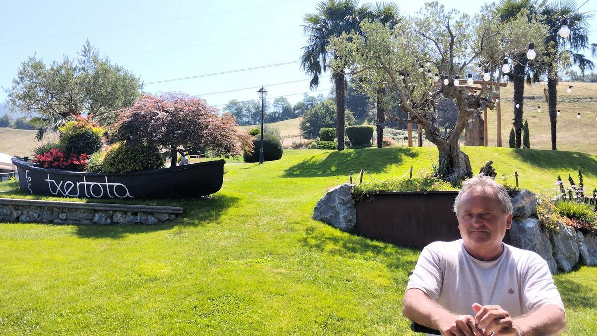Joseba Jauregi, posa en uno de sus jardines.