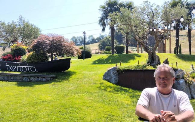 Joseba Jauregi, posa en uno de sus jardines.