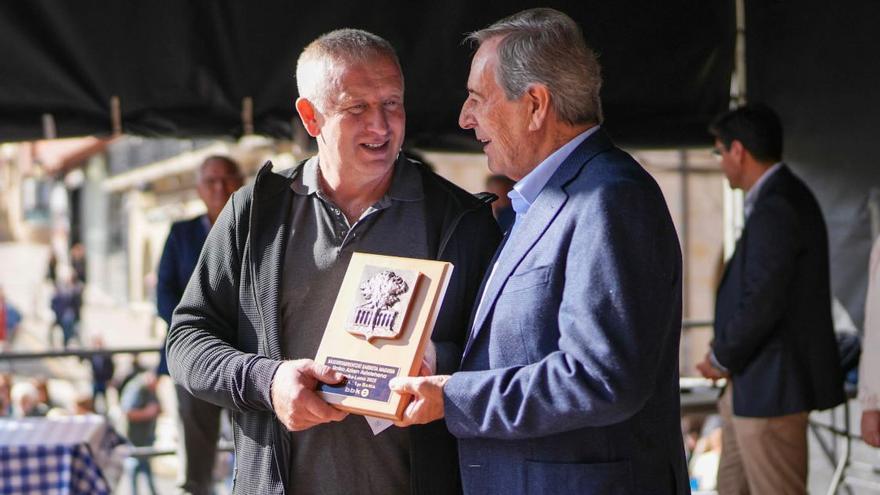 El alcalde de Gernika, José María Gorroño, entrega el primer premio a Ricardo Remiro, pastor de Eulate (Nafarroa).
