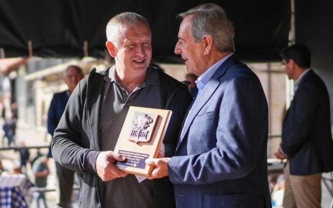 El alcalde de Gernika, José María Gorroño, entrega el primer premio a Ricardo Remiro, pastor de Eulate (Nafarroa).