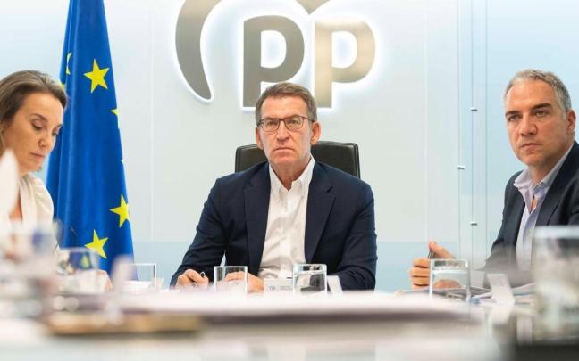 Feijóo, junto a Cuca Gamarra y Elías Bendodo.