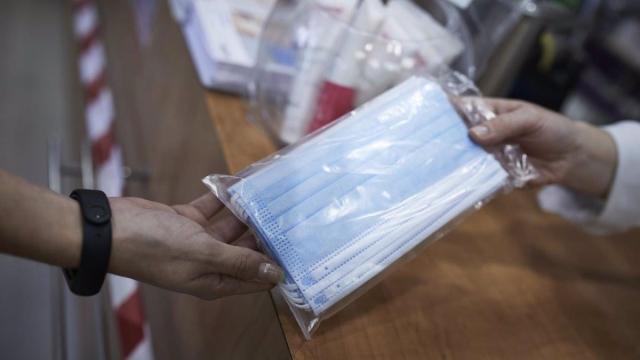 Una persona comprando un lote de mascarillas.