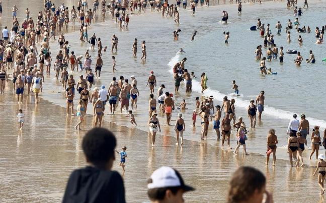 Día soleado en la playa de La Concha