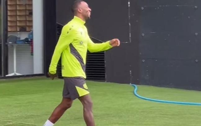 Sheraldo Becker, en un entrenamiento en Zubieta. / RS INSTAGRAM