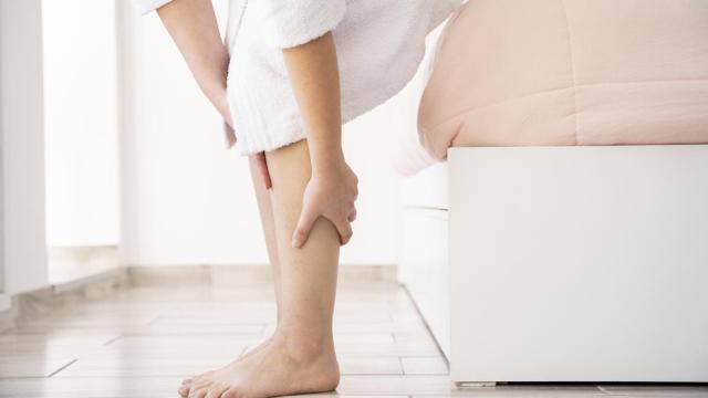 Una mujer con las piernas hinchadas.