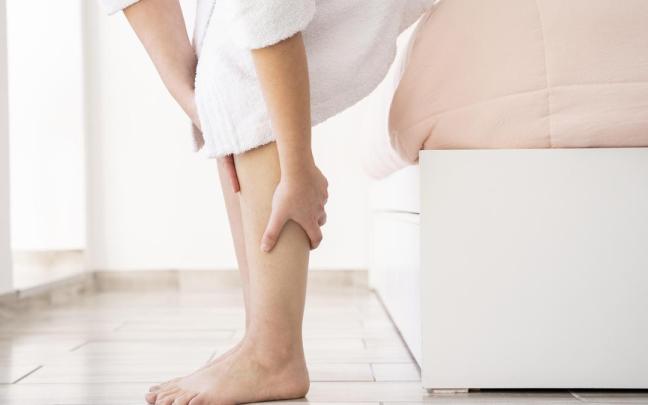 Una mujer con las piernas hinchadas.