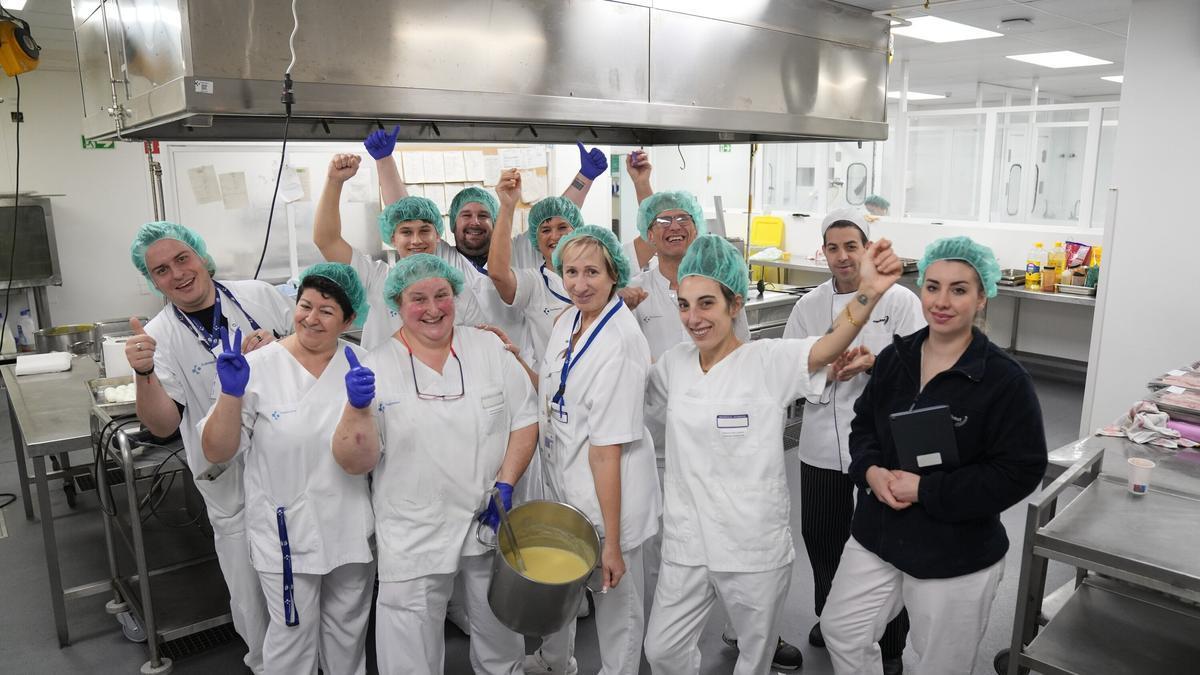 Personal de cocina del Hospital de Galdakao, durante su jornada en la tarde de ayer