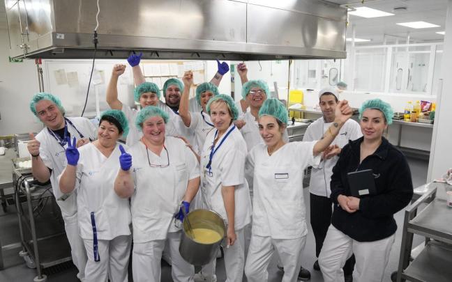 Personal de cocina del Hospital de Galdakao, durante su jornada en la tarde de ayer