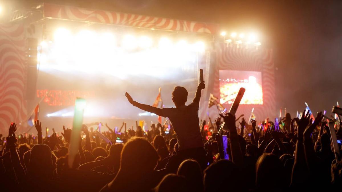 Una multitud de personas disfrutando de un festival