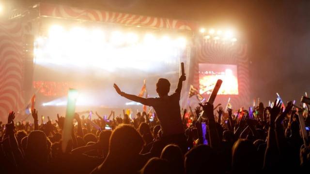 Una multitud de personas disfrutando de un festival