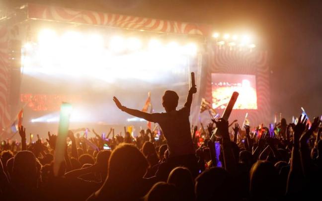 Una multitud de personas disfrutando de un festival