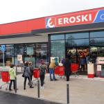 Personas entrando a un supermercado Eroski | Europa Press