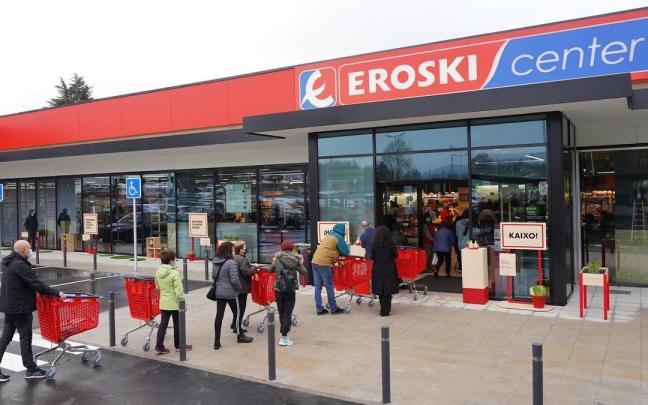 Personas entrando a un supermercado Eroski | Europa Press