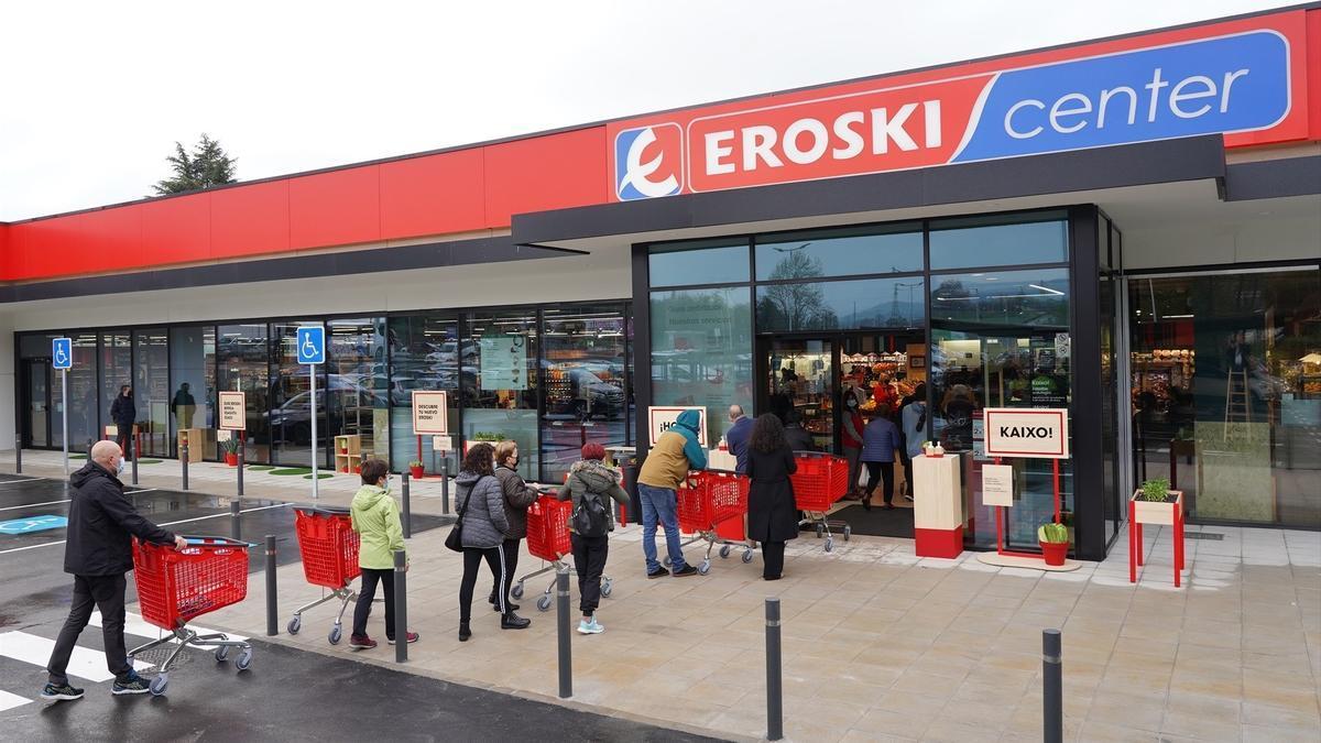 Personas entrando a un supermercado Eroski